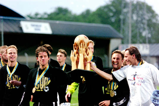  Dick Lidman, Ola Andersson och Krister Nordin, AIK jublar efter segern i finalen.
