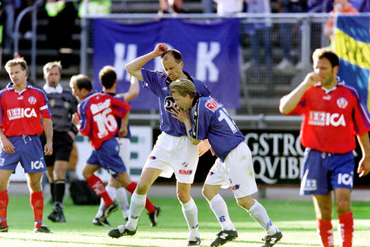  Tommy Andersson, Halmstad jublar tillsamman med Robert Andersson efter att ha kvitterat på en straff.
