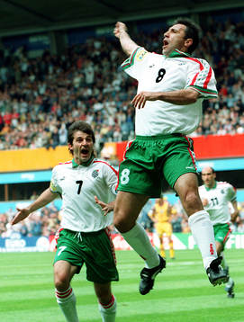 Jublande Hristo Stoitchkov, i bakgrunden Emil Kostadinov,