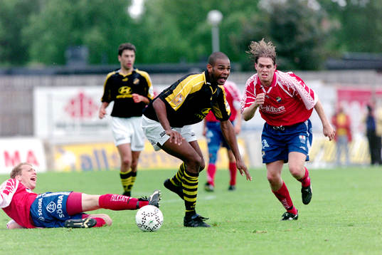  Fredrik Bild, Öster i kamp med Pascal Simpson, AIK. Lasse Johansson, Öster på språng.
