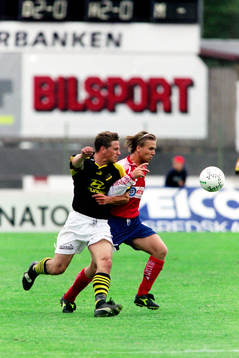  Jens Svensson, Öster med bollen uppvaktas av Thomas Lagerlöf, AIK
