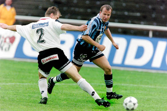  Kaj Eskelinen, Djurgården tar sig förbi Tommy Ståhl, Örebro. 