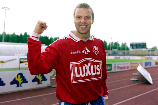  Östers målskytt Hans Eklund jublar efter segern. 