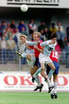   Anders Andersson och Yksel Osmanovski, Malmö i kamp med örgrytes Roger Lindqvist.