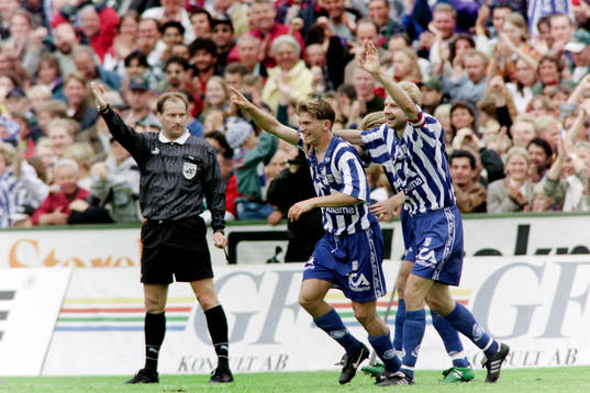  Jesper Blomqvist och Håkan Mild, Göteborg jublar efter mål. I bakgrunden matchens domare Per.Olof Ståhl, Ljunga.