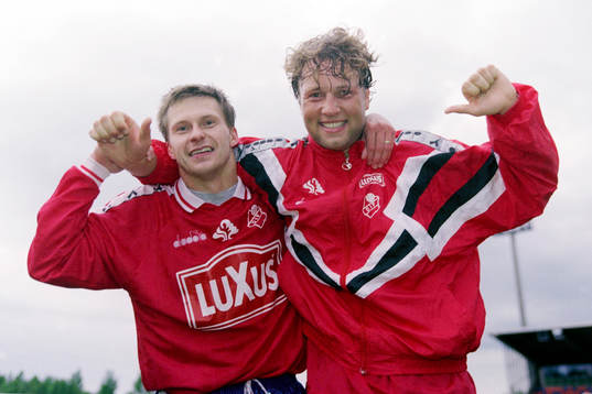  Östers målskyttar Nicklas Persson och Andreas Bild jublar efter matchen.