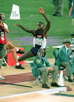 Carl Lewis vinner guldet med ett hopp på 8,50