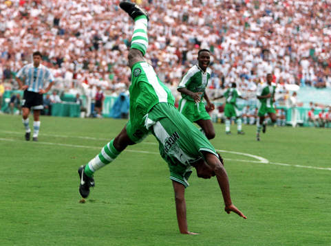  Celestine Babayaro, Nigeria, jublar