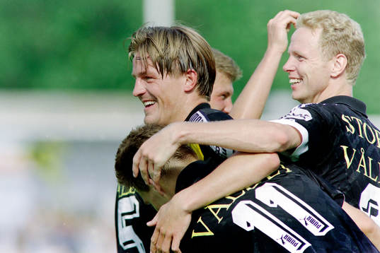   Patrick Englund, Gary Sundgren och Pär Millqvist, AIK jublar efter mål.