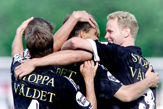  Jubel i AIK efter mål. Ola Andersson och Pär Millqvist kramar om Alexander Östlund.