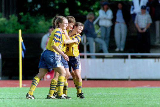  Lena Videkull och Hanna Ljungberg, Sverige jublar efter mål.