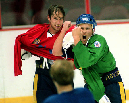 Peter Forsberg och Andreas Johansson "tränar" slagsmål