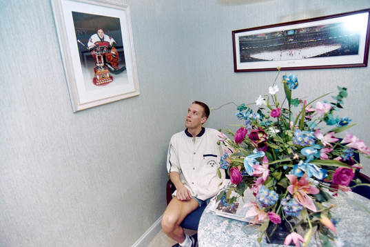 Tommy Söderström vid en tavla med Pelle Lindbergh