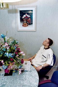 Tommy Söderström vid en tavla med Pelle Lindbergh