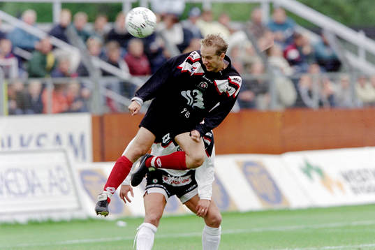 Malmö FF spelade i Örebros bortatröjor. Niclas Kindvall,