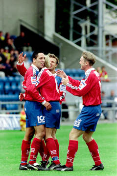  Jubel i Helsingborg efter mål av Magnus Povell. Peter Wibrån, Roland Nilsson och Jan Eriksson gratulerar målskytten.