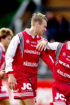  Peter Olsson, Hässleholm jublar efter sitt mål.