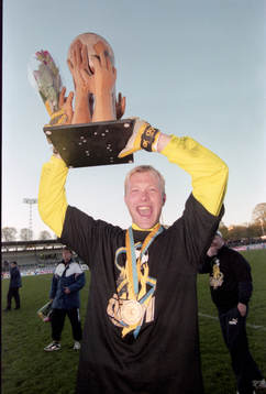  AIKs målvakt Magnus Hedman visar upp pokalen efter vunnit med 2-1 under finalen i Svenska Cupen mellan Elfsborg och AIK den 29 Maj 1997 i Borås.
BILDBYRÅN / 20662