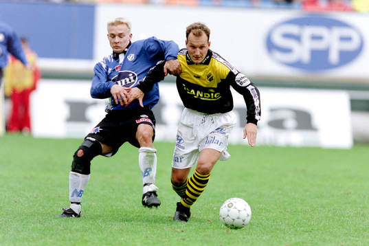  Peter Lennartsson, Halmstad i kamp med Marco Ciardi, AIK.