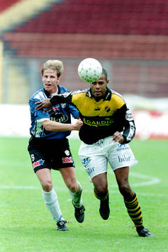  Jesper Mattson, Halmstad i kamp med Pascal Simpson, AIK.
