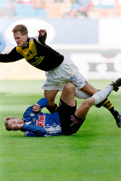 Gary Sundgren, AIK i en tuff närkamp.