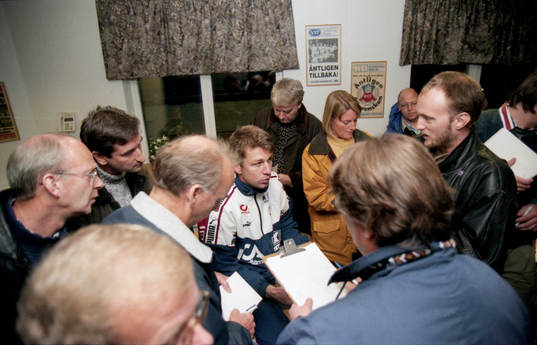 Sven Andersson, målvakt i Helsingborg omgiven av