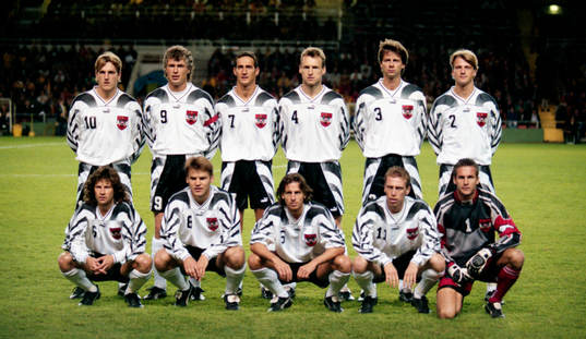  Österrikes startelva: Bakre raden fr. v: Andreas Herzog, Anton Polster, Adolf Hütter, Anton Pfeffer, Peter Schöttel och Markus Schopp. Främre raden fr. v: Andreas Heraf, Arnold Wetl, Wolfgang Feiersinger, Peter Stöger och Michael Konsel, målvakt.