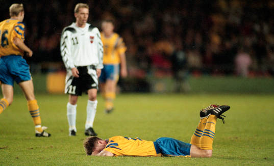 Platt fall för Sverige. Stefan Schwarz biter i gräset