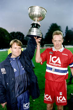    Mats Jingblad, tränare i Göteborg och Stefan Lindqvist med von Rosens pokal.