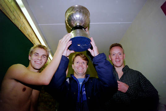    Niclas Alexandersson, Mats Jingblad, tränare i Göteborg och Stefan Lindqvist med von Rosens pokal.