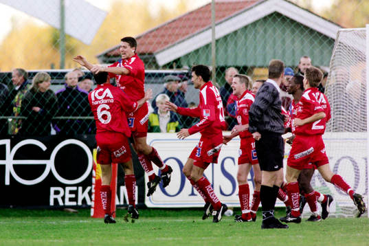  Urban Westerberg och Umeå jublar efter 0-1: