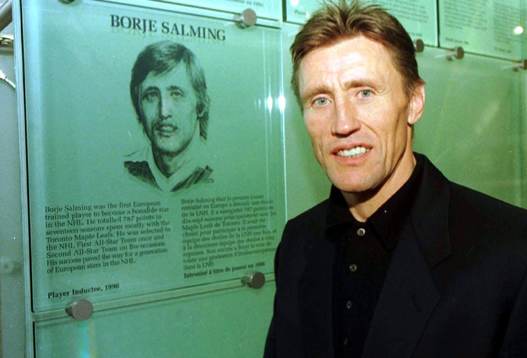 TORONTO. --ISHOCKEY-- B÷RJE SALMING VID SIN TAVLA SOM