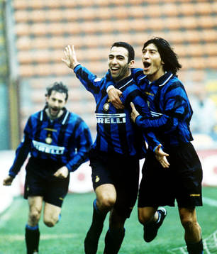 Youri Djorkaeff och Ivan Zamorano, Inter, jublar