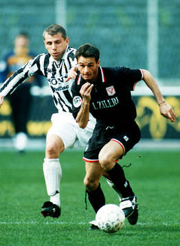 Vladimir Jugovic försöker stoppa Gabriele Ambrosetti