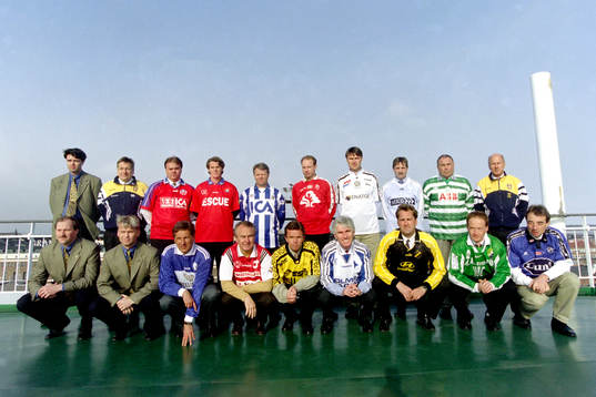 Tränare på däck. Bakre raden fr. v Martin Ingvarsson,