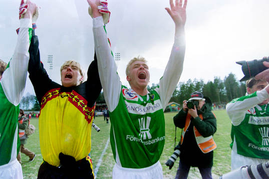  Ulf Kortesniemi, målvakt och Ulf Ottosson jublar efter segern.