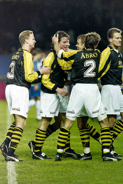  Pär Millqvist, Dick Lidman, Tomas Gustafsson, Krister Nordin och Gary Sundgren jublar efter mål.