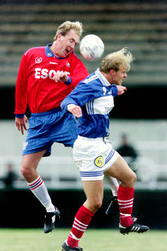  Roger Lindqvist, Örgryte och Andreas Hermansson, Trelleborg i en nickduell.