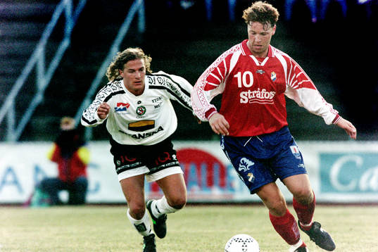  Andreas Bild, Öster med örebros Daniel Tjernström i ryggen.