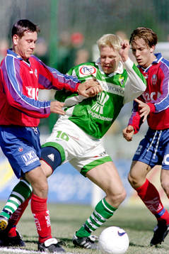  Ulf Ottosson, Ljungskile i kamp med helsingborgs Marcus Lantz och Erik Edman.