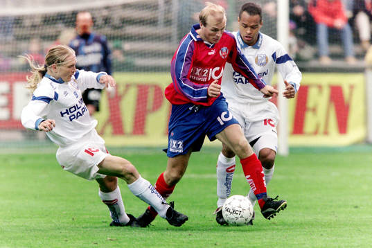  Peter Wibrån, Helsingborg mellan norrköpings Kim Suominen och Filip Apelstav.