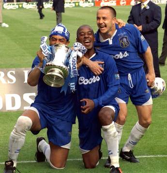  Chelsea, jubel, fr v Roberto Di Matteo, Eddie Newton och Dennis Wise 