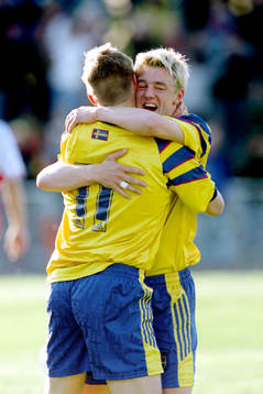  Dan Sahlin och Mathias Svensson, Sverige jublar efter mål.