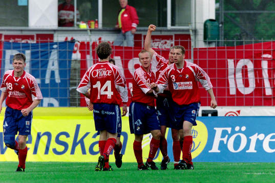  Stefan Thordarson, Lars Johansson, Anders Blomqvist, Fredrik Bild jublar tillsammans med målskytten Hans Eklund.