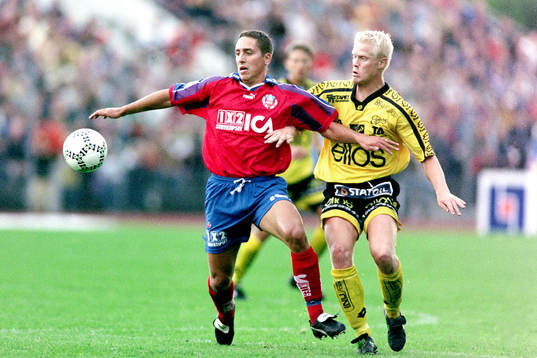  Magnus Powell, Helsingborg uppvaktas av Stefan Mogren, Elfsborg.