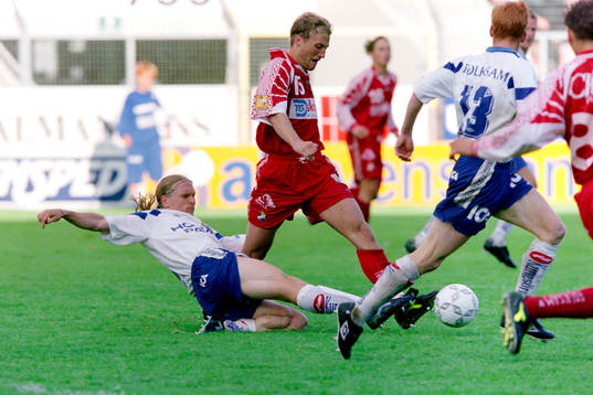  Kim Suominen, Norrköping i kamp med Fredrik Gustafsson, Öster.
