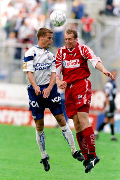  Pär Andersson, Norrköping och Fredrik Bild, Öster i en nickduell.