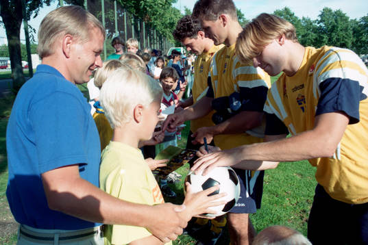 Kennet Andersson och Gary Sundgren skriver autografer