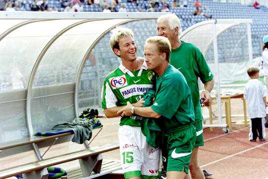  Henrik Andersson, Lars-Olof Mattsson, tränare och Bror Wålemark, lagledare i Ljungskile jublar efter poängen i Malmö.