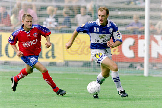  Erik Wahlstedt, Helsingborg i ryggen på Colin Hill, Trelleborg. 